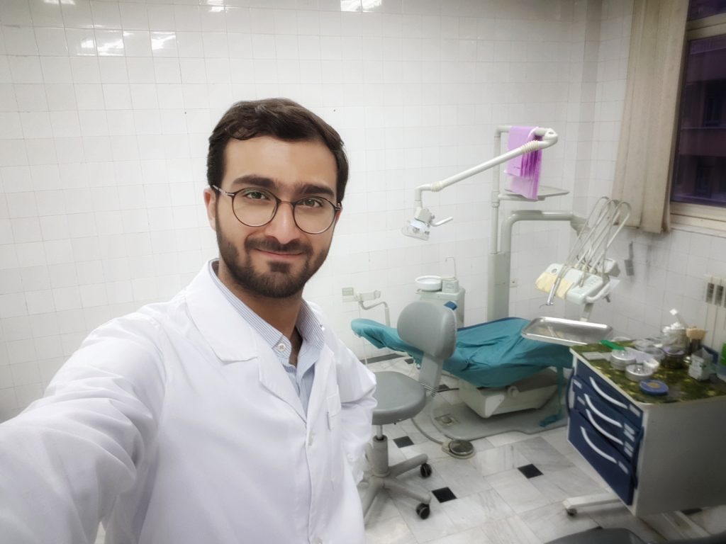 مصطفی قائمی در درمانگاه دندان‌پزشکی