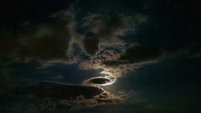 آسمان شب و ماه :)