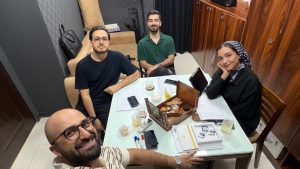دکتر ستایش عظیمی و دکتر امیر یکتا و دکتر محمدآقاجانی از اعضای تیم آکادمی قاف در کنار دکتر مصطفی قائمی