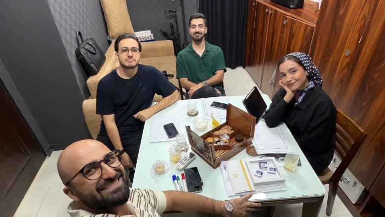 دکتر ستایش عظیمی و دکتر امیر یکتا و دکتر محمدآقاجانی از اعضای تیم آکادمی قاف در کنار دکتر مصطفی قائمی